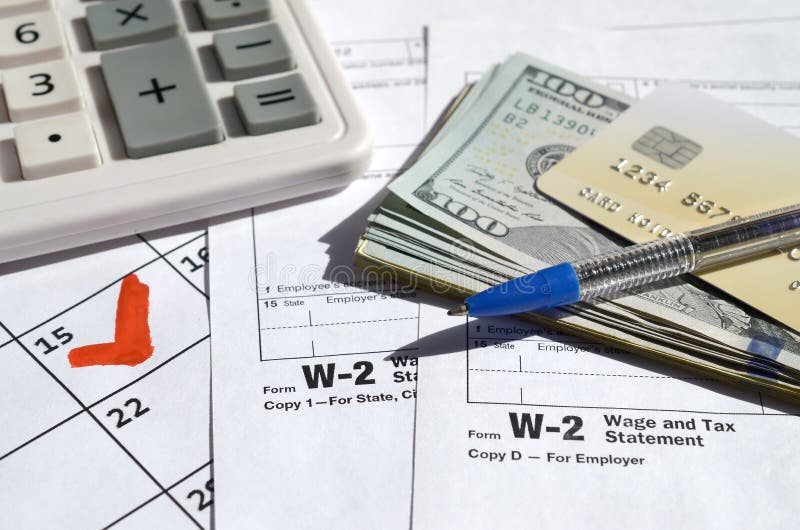 W-2 Estado del salario y del impuesto en blanco con tarjeta de crédito en billetes en dólares, calculadora y bolígrafo en la pági imagen de archivo libre de regalías W-2 Estado del salario y del impuesto en blanco con tarjeta de crédito en billetes en dólares, calculadora y bolígrafo en la pági imagen de archivo libre de regalías
