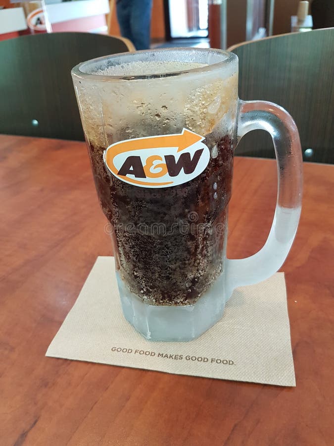 A&W-exponeringsglas av läskedryck smaksatt med växtextrakt arkivfoton A&W-exponeringsglas av läskedryck smaksatt med växtextrakt arkivfoton