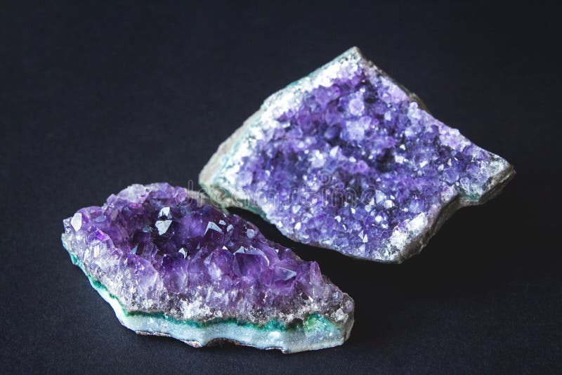 W górę ametysta kamienia druzy kryształy na ciemnym granicie polerował cegiełkę Tekstura kryształy ametystowy ametyst fotografia stock W górę ametysta kamienia druzy kryształy na ciemnym granicie polerował cegiełkę Tekstura kryształy ametystowy ametyst fotografia stock