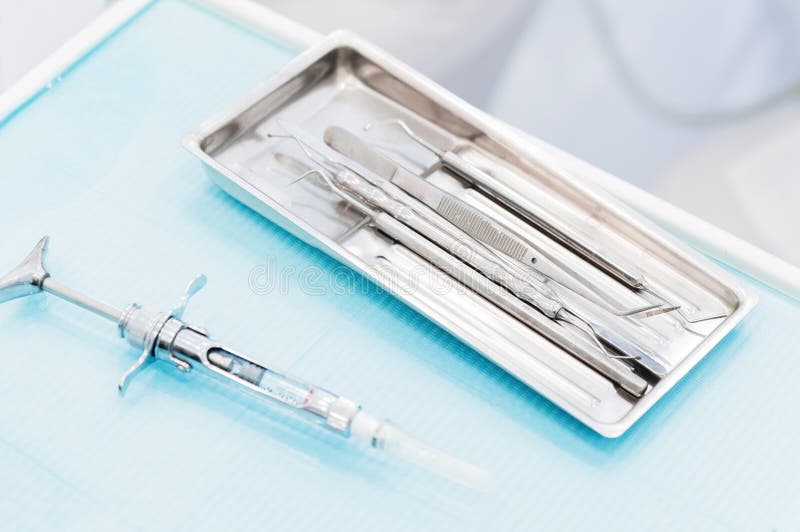 W górę staminological instrumentu obok metal strzykawki sprzętu dentystycznego Stomatologiczny higieny i opieki zdrowotnej pojęci obraz stock