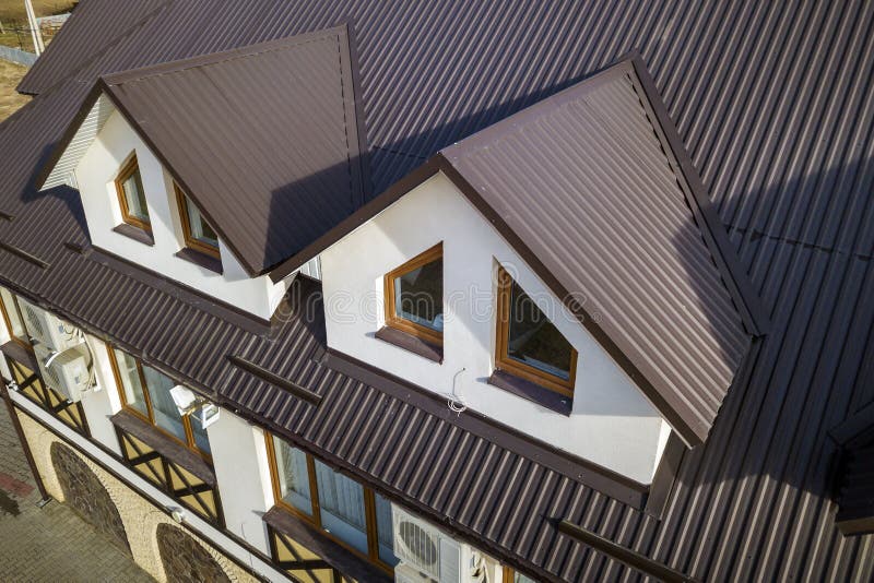 W górę widoku z lotu ptaka budynków strychowi pokoje zewnętrzni na metalu gontu dachu, stiuk ścianach i plastikowych okno