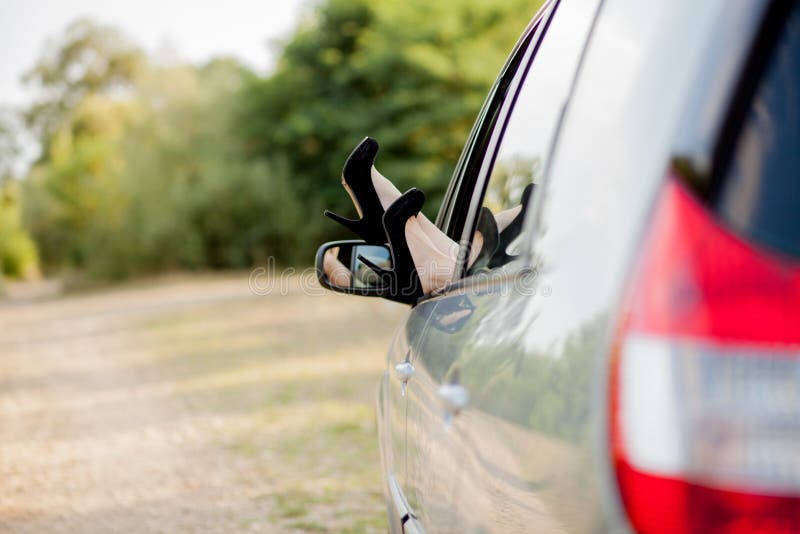 W górę cieków z czarnymi butami na szpilkach atrakcyjna dziewczyna Stawia ona przez okno nowo?ytny transport nogi zdjęcie stock W górę cieków z czarnymi butami na szpilkach atrakcyjna dziewczyna Stawia ona przez okno nowo?ytny transport nogi zdjęcie stock