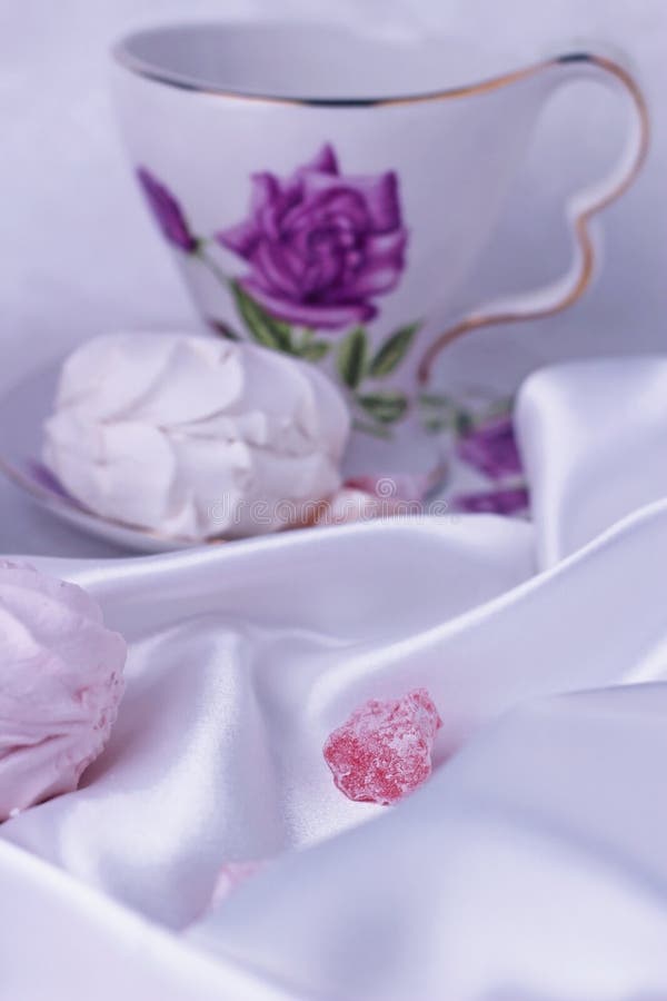W górę kawałka który kłama na jedwabiu orientalni cukierki dalej, Marshmallow i cukierki dla herbaty Za one jest filiżanka z kwie zdjęcie stock W górę kawałka który kłama na jedwabiu orientalni cukierki dalej, Marshmallow i cukierki dla herbaty Za one jest filiżanka z kwie zdjęcie stock