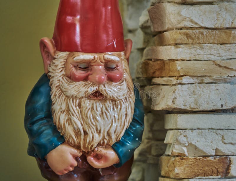 A w górę ogrodowego gnomu z czerwonym kapeluszem białą brodą i zdjęcia royalty free A w górę ogrodowego gnomu z czerwonym kapeluszem białą brodą i zdjęcia royalty free