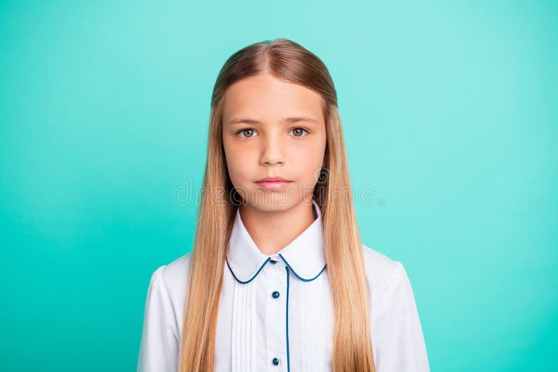 W górę portreta ona ona przyglądająca atrakcyjna urocza powabna ufna spokojna pokojowa nastoletnia dziewczyna odizolowywająca obraz royalty free W górę portreta ona ona przyglądająca atrakcyjna urocza powabna ufna spokojna pokojowa nastoletnia dziewczyna odizolowywająca obraz royalty free