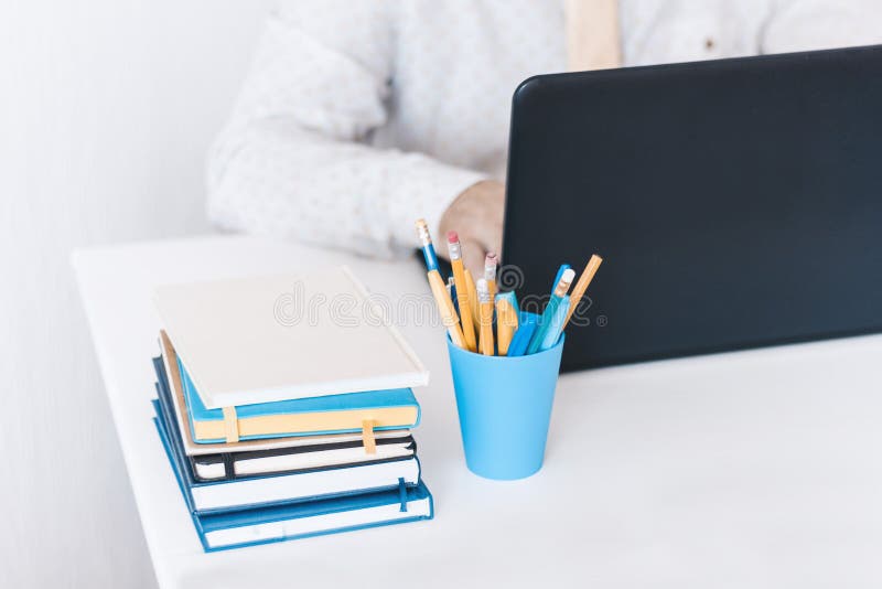 W górę ręka w średnim wieku mężczyzny pisać na maszynie na klawiaturowym laptopie w białej koszula i żółtym krawacie, plastikowy fotografia royalty free W górę ręka w średnim wieku mężczyzny pisać na maszynie na klawiaturowym laptopie w białej koszula i żółtym krawacie, plastikowy fotografia royalty free