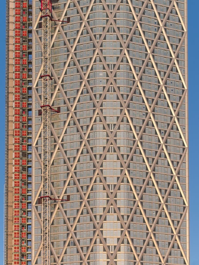 W górę wodołazu, współczesny mieszkaniowy wierza przy Canary Wharf fotografia stock W górę wodołazu, współczesny mieszkaniowy wierza przy Canary Wharf fotografia stock