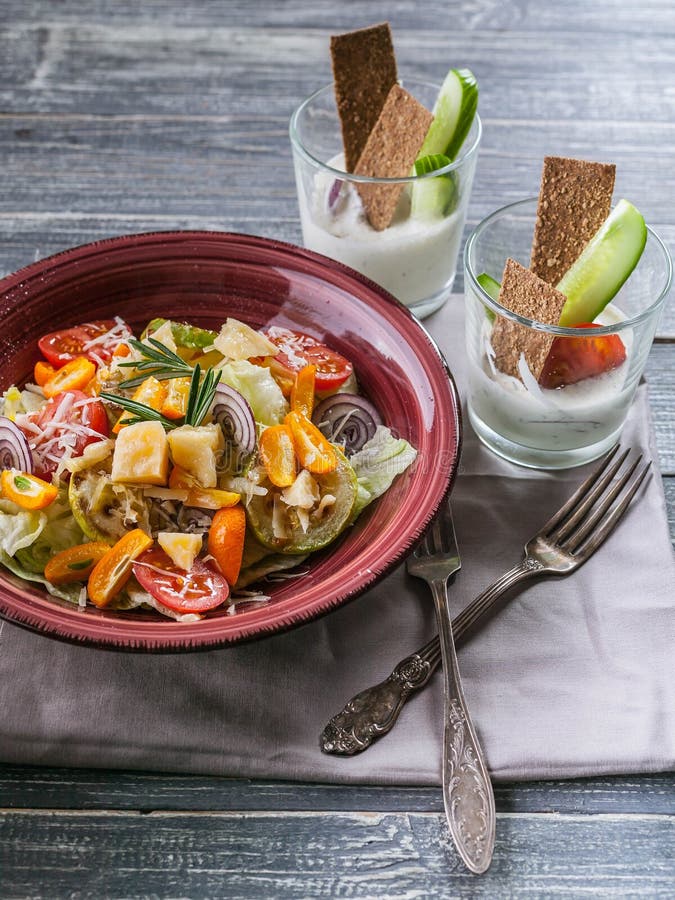 w górę Łatwej Jarzynowej sałatki od zucchini, lodowej sałaty, czerwonych cebul i parmesan sera, Jarski zdrowy i smakowity jedzeni fotografia stock w górę Łatwej Jarzynowej sałatki od zucchini, lodowej sałaty, czerwonych cebul i parmesan sera, Jarski zdrowy i smakowity jedzeni fotografia stock