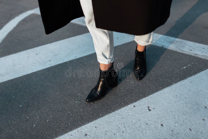 W górę żeńskich nóg w roczników cajgach w rzemiennych eleganckich heeled butach z śpiczastym nosem Eleganckiej kobiety spacery ze fotografia royalty free