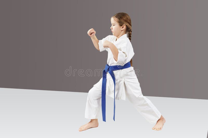 W karategi sportsmenka stoi w karate stojaku zdjęcia stock W karategi sportsmenka stoi w karate stojaku zdjęcia stock