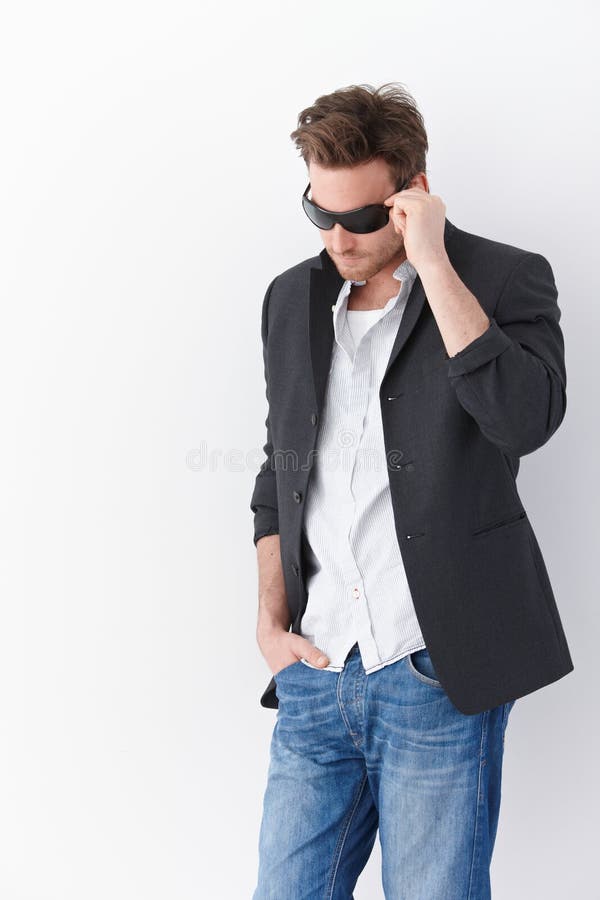 W okulary przeciwsłoneczne elegancki mężczyzna obraz stock W okulary przeciwsłoneczne elegancki mężczyzna obraz stock