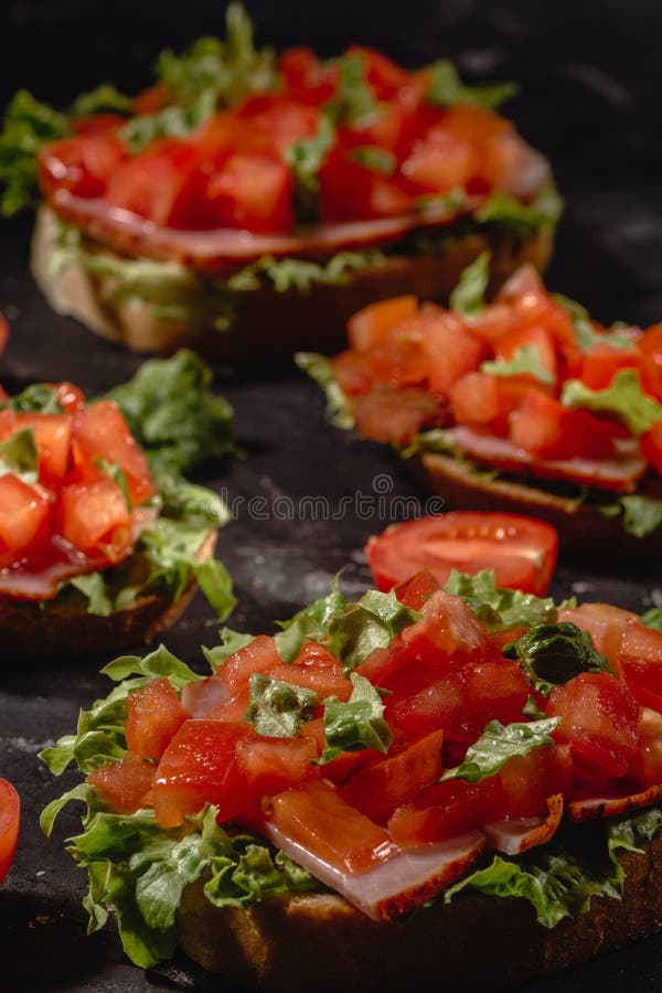 W?oski pomidorowy bruschetta z warzywami, ziele i olejem na skorupiastym ciabatta chlebie siekaj?cymi, piec na grillu lub wznosz? obraz stock W?oski pomidorowy bruschetta z warzywami, ziele i olejem na skorupiastym ciabatta chlebie siekaj?cymi, piec na grillu lub wznosz? obraz stock