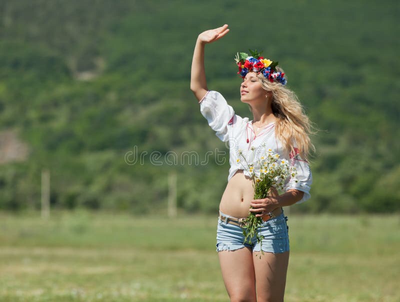 W polu ukraińska dziewczyna