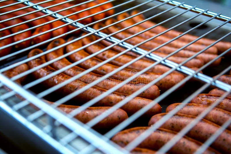 W?rste werden gegrillt Kochen des Wurstgrills Geschossen in einem Studio Gitter BBQ stockbilder W?rste werden gegrillt Kochen des Wurstgrills Geschossen in einem Studio Gitter BBQ stockbilder