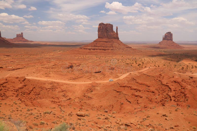 W?sten-Landschaft in Arizona, Monument-Tal Bunt, Tourismus lizenzfreies stockfoto W?sten-Landschaft in Arizona, Monument-Tal Bunt, Tourismus lizenzfreies stockfoto