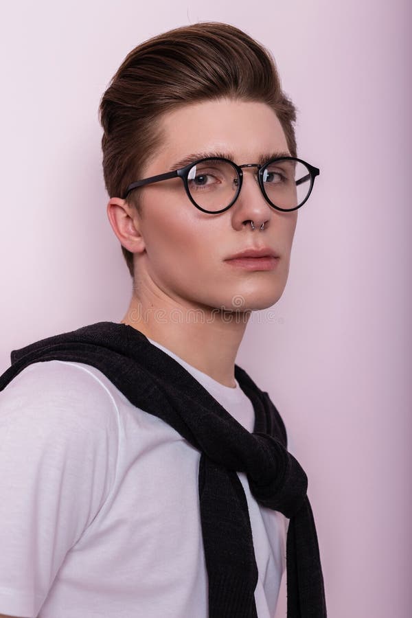 W studio do zamykania portret młodego modnego człowieka hipstera z czystą skórą z przekłuwaniem nosa w vintage biała koszulka na r fotografia royalty free