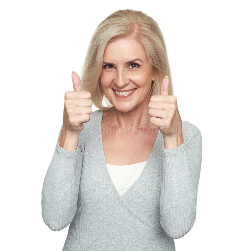 W średnim wieku blondynki kobieta pokazuje aprobaty obraz stock W średnim wieku blondynki kobieta pokazuje aprobaty obraz stock