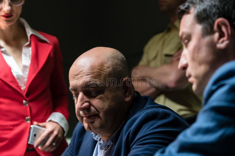 W średnim wieku mężczyzna dzwoni jego adwokata dla pomocy prawnej obrazy stock W średnim wieku mężczyzna dzwoni jego adwokata dla pomocy prawnej obrazy stock