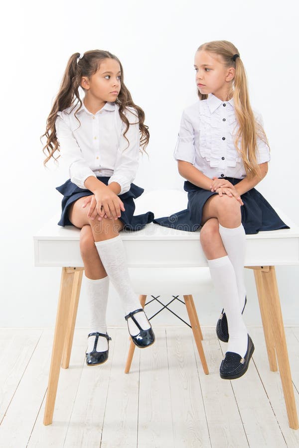 Waarom droevig u bent De schoolmeisjes ruimen kapsel op die rust eenvormige School hebben ontspannen Schoolclub Kleine schoolmeis stock afbeelding Waarom droevig u bent De schoolmeisjes ruimen kapsel op die rust eenvormige School hebben ontspannen Schoolclub Kleine schoolmeis stock afbeelding