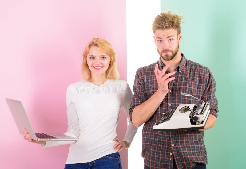 Waarom u verouderd materiaal houdt Doe troep van de hand Gebruik Internet om oud materiaal te verkopen en geld te verdienen Manie stock foto Waarom u verouderd materiaal houdt Doe troep van de hand Gebruik Internet om oud materiaal te verkopen en geld te verdienen Manie stock foto