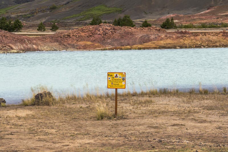 Waarschuwingsbord op blauw meer myvatn, IJsland royalty-vrije stock fotografie Waarschuwingsbord op blauw meer myvatn, IJsland royalty-vrije stock fotografie