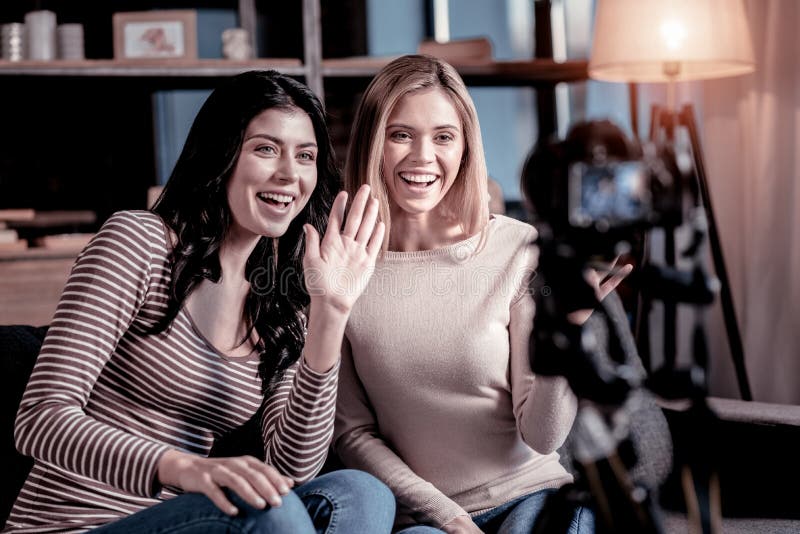 Wachsamer Blogger, der mit ihrem besten Freund sitzt stockfoto Wachsamer Blogger, der mit ihrem besten Freund sitzt stockfoto