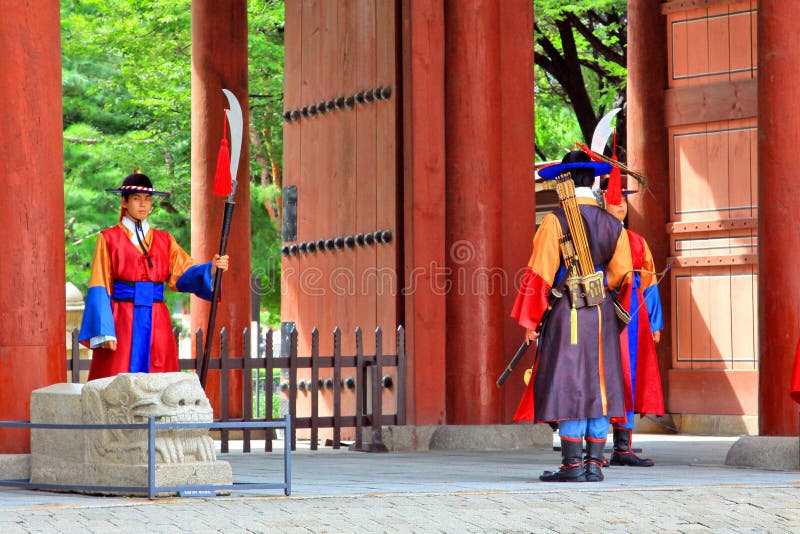 Wacht van het Deoksugung Paleis stock foto's