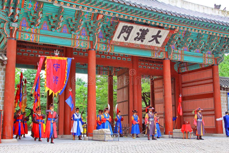 Wacht van het Deoksugung Paleis stock afbeeldingen