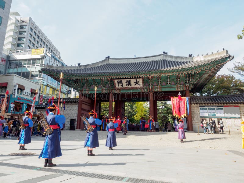 Wacht van het Deoksugung Paleis stock afbeeldingen