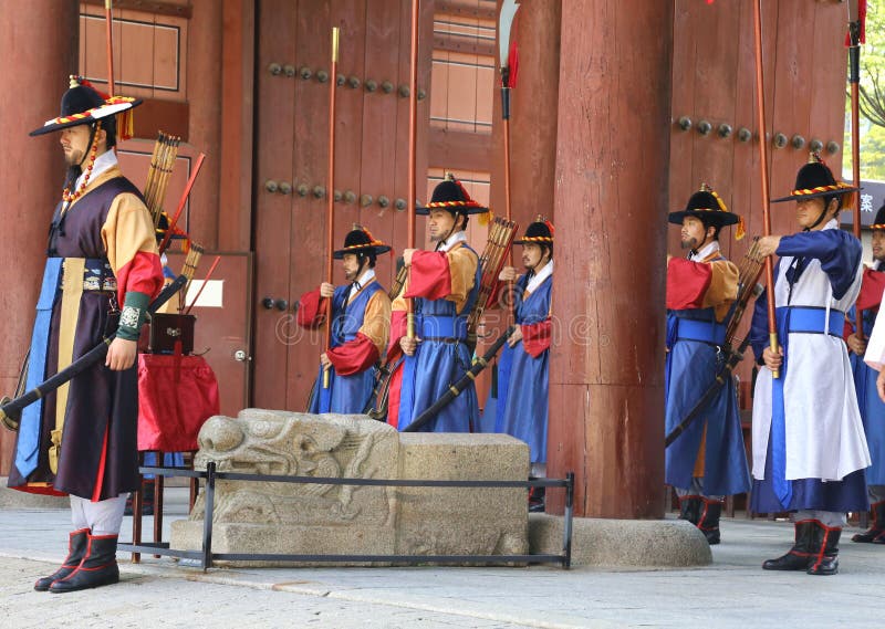 Wachten bij het Deoksugung-Paleis royalty-vrije stock foto's