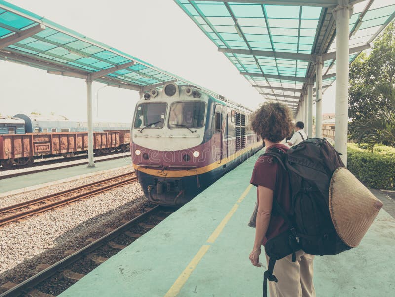 Wachten op de trein voor vrouwelijke rugzak op het perron op het station in Vietnam Eén persoon die op vakantie per trein reist W royalty-vrije stock fotografie Wachten op de trein voor vrouwelijke rugzak op het perron op het station in Vietnam Eén persoon die op vakantie per trein reist W royalty-vrije stock fotografie