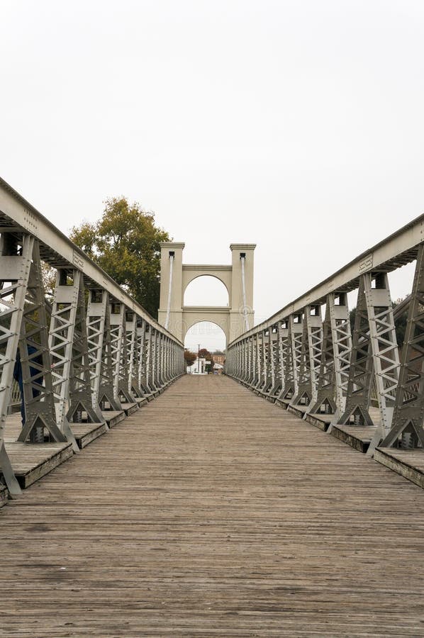 Waco Texas Suspension Bridge Taken van het Midden royalty-vrije stock fotografie Waco Texas Suspension Bridge Taken van het Midden royalty-vrije stock fotografie