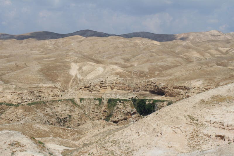 Wadi Qelt in Judean-woestijn dichtbij Jericho, aard, steen, rots en oase Unseen, onbekende, onverkende plaatsen, verborgen reis royalty-vrije stock foto's Wadi Qelt in Judean-woestijn dichtbij Jericho, aard, steen, rots en oase Unseen, onbekende, onverkende plaatsen, verborgen reis royalty-vrije stock foto's