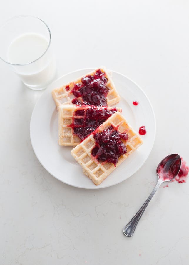 Wafels met kersenjam stock afbeeldingen Wafels met kersenjam stock afbeeldingen