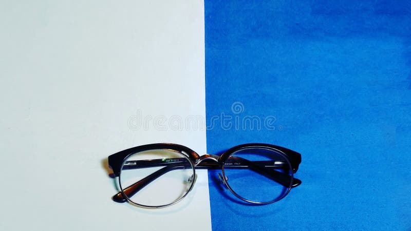Wafeltje glasses_specs op blauwe en witte achtergrond stock fotografie Wafeltje glasses_specs op blauwe en witte achtergrond stock fotografie