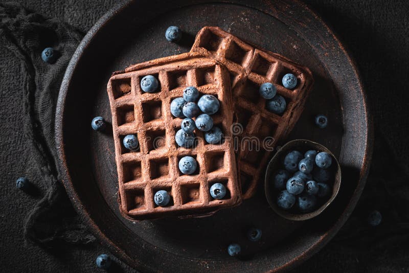 Waffe scure fatte in casa e fatte di vecchio stile. ingredienti per cialde di cacao