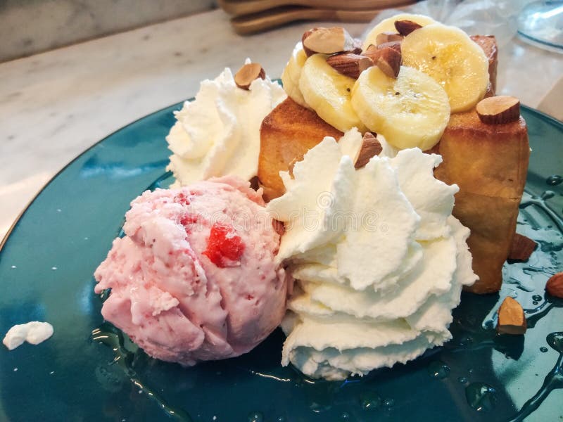 Waffeln aus Hongkong mit Erdbeereis stockfotografie Waffeln aus Hongkong mit Erdbeereis stockfotografie