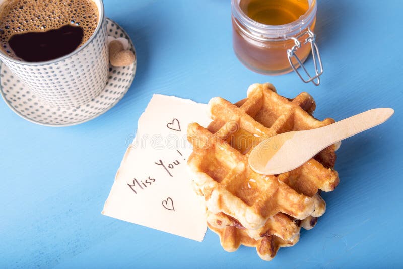 Waffeln mit Honig und verfehlen Sie Mitteilung lizenzfreies stockbild Waffeln mit Honig und verfehlen Sie Mitteilung lizenzfreies stockbild