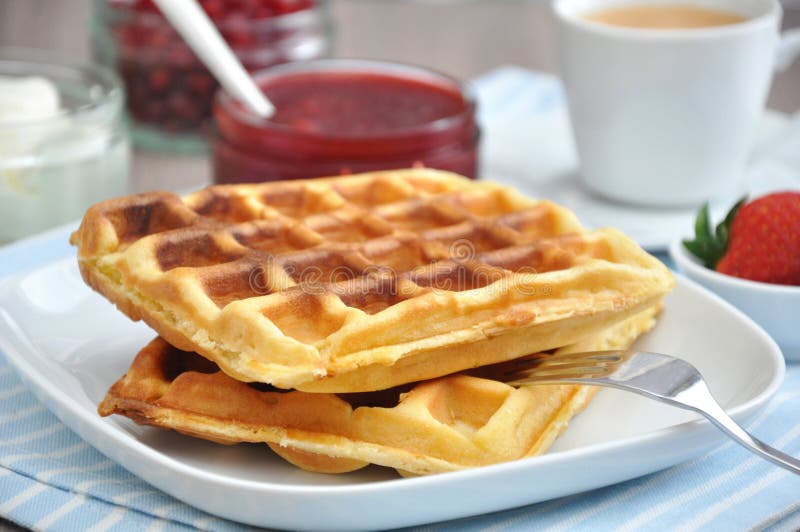 Waffeln mit Sahne und Erdbeeren lizenzfreies stockfoto Waffeln mit Sahne und Erdbeeren lizenzfreies stockfoto