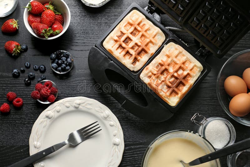 вафельница на кухонном столе рядом с продуктами