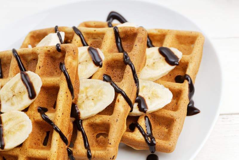 Waffles belgas caseiros do close up com banana imagens de stock Waffles belgas caseiros do close up com banana imagens de stock