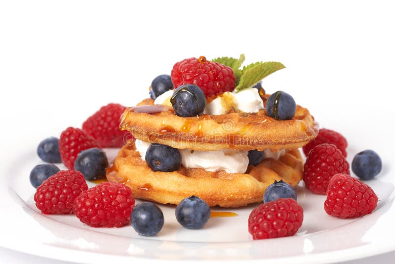 Waffles belgas com frutos vermelhos e natas foto de stock royalty free