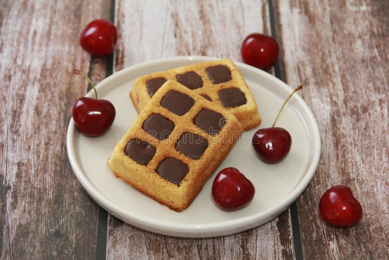 Bolo Preto Quadrado Para O Aniversário De Homens Com Cerejas