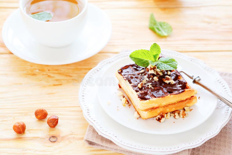 Waffles с шоколадом и зеленым чаем для завтрака стоковая фотография rf Waffles с шоколадом и зеленым чаем для завтрака стоковая фотография rf