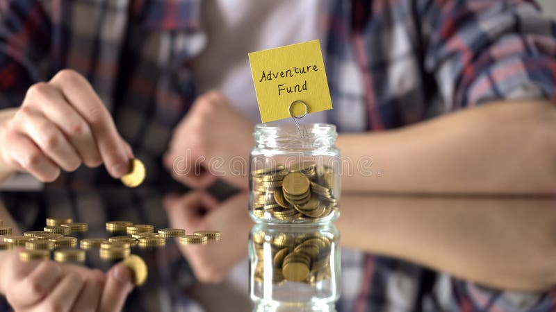 Wagen Sie Kapitalsphrase über Glasgefäß mit Geld, Einsparungen für Hobby, Interessen lizenzfreies stockfoto Wagen Sie Kapitalsphrase über Glasgefäß mit Geld, Einsparungen für Hobby, Interessen lizenzfreies stockfoto