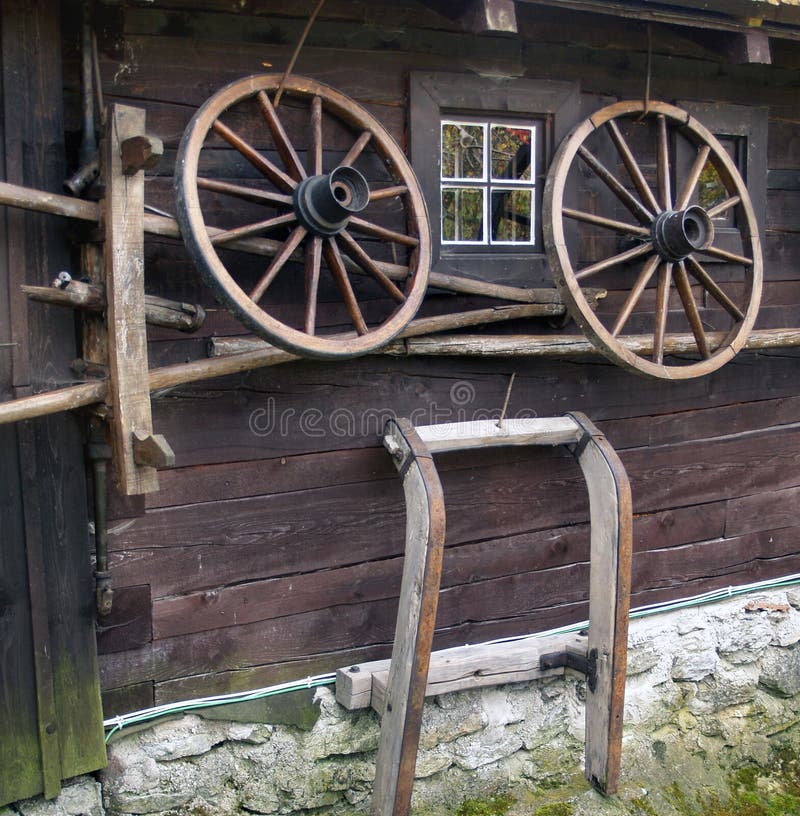 Vagónové koleso na starom zrube
