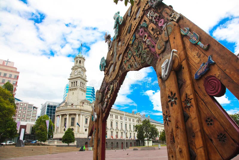 Waharoa gate en stadhuis in aotea square auckland new zealand.