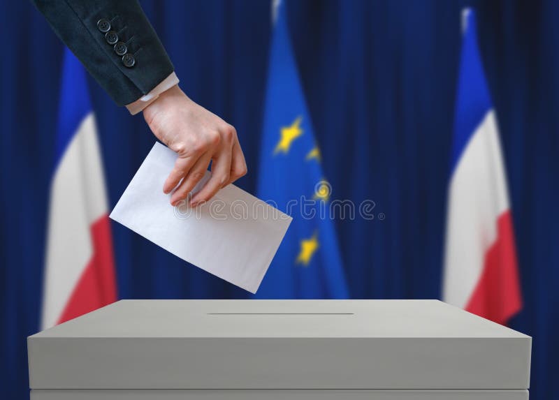 Wahl in Frankreich Wähler hält Umschlag in der Hand über Abstimmungsstimmzettel lizenzfreies stockbild Wahl in Frankreich Wähler hält Umschlag in der Hand über Abstimmungsstimmzettel lizenzfreies stockbild