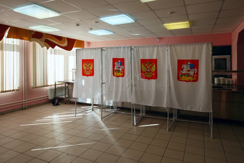 Wahlzelle in einem Wahllokal, benutzt für russische Präsidentschaftswahlen am 18. März 2018 Stadt von Balashikha, Moskau-Region, lizenzfreie stockfotos Wahlzelle in einem Wahllokal, benutzt für russische Präsidentschaftswahlen am 18. März 2018 Stadt von Balashikha, Moskau-Region, lizenzfreie stockfotos