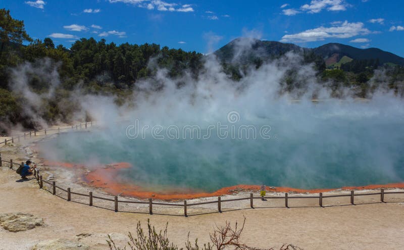 Wai-O-Tapu o país de las maravillas termal Rotorua Nueva Zelanda del †sagrado de las aguas “ foto de archivo libre de regalías Wai-O-Tapu o país de las maravillas termal Rotorua Nueva Zelanda del †sagrado de las aguas “ foto de archivo libre de regalías